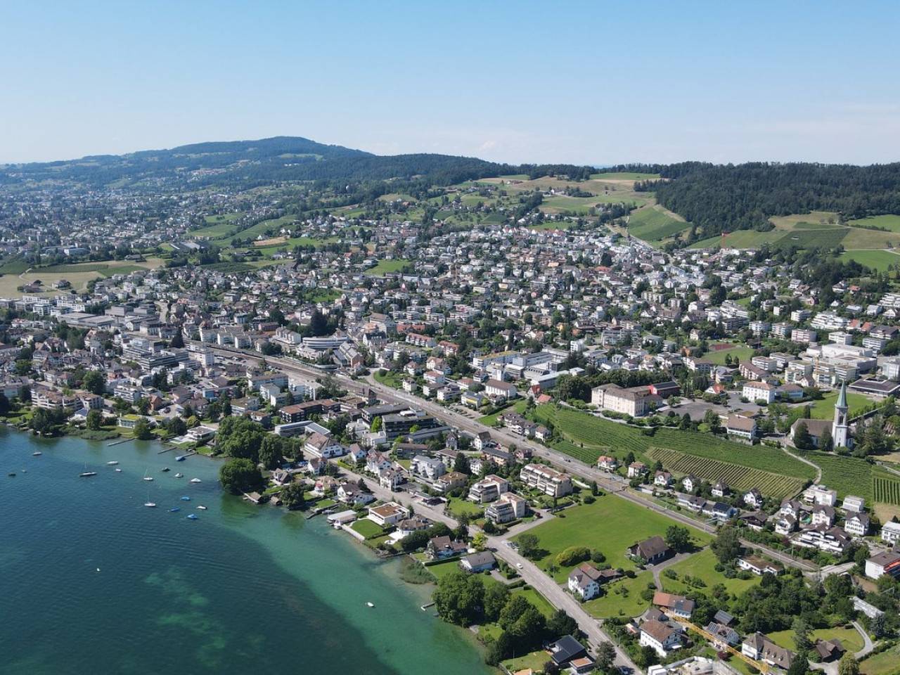 Erstvermietung: 3.5-Zimmer-Wohnung mit Panoramasicht der Extraklasse, inkl. 2x Einstellstellplätze