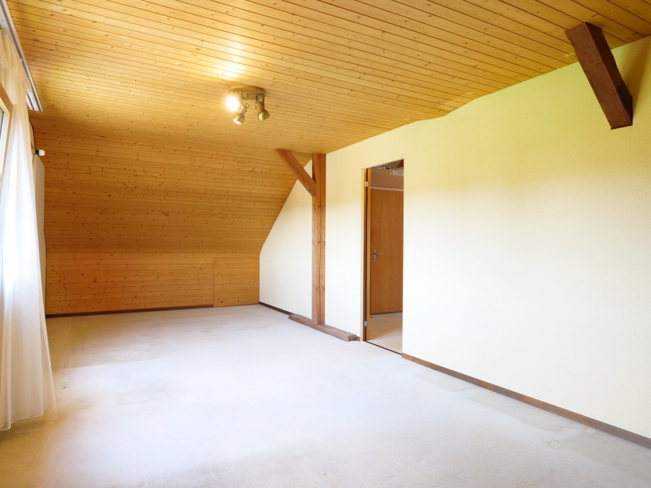 Einfamilienhaus mit grossem Ausbaupotenzial, zentral und ruhig gelegen