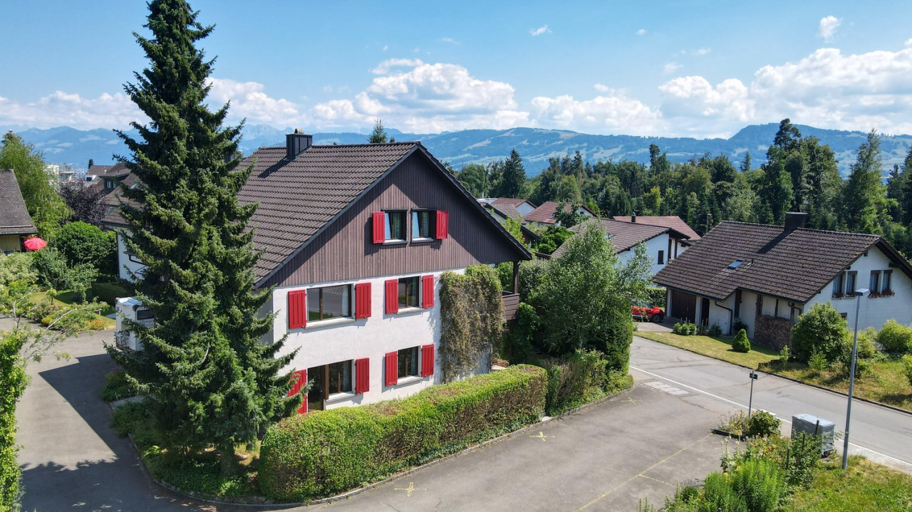 Einfamilienhaus mit grossem Ausbaupotenzial, zentral und ruhig gelegen