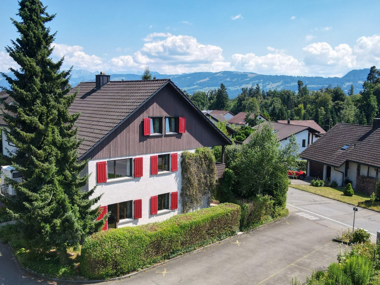 Einfamilienhaus mit grossem Ausbaupotenzial, zentral und ruhig gelegen
