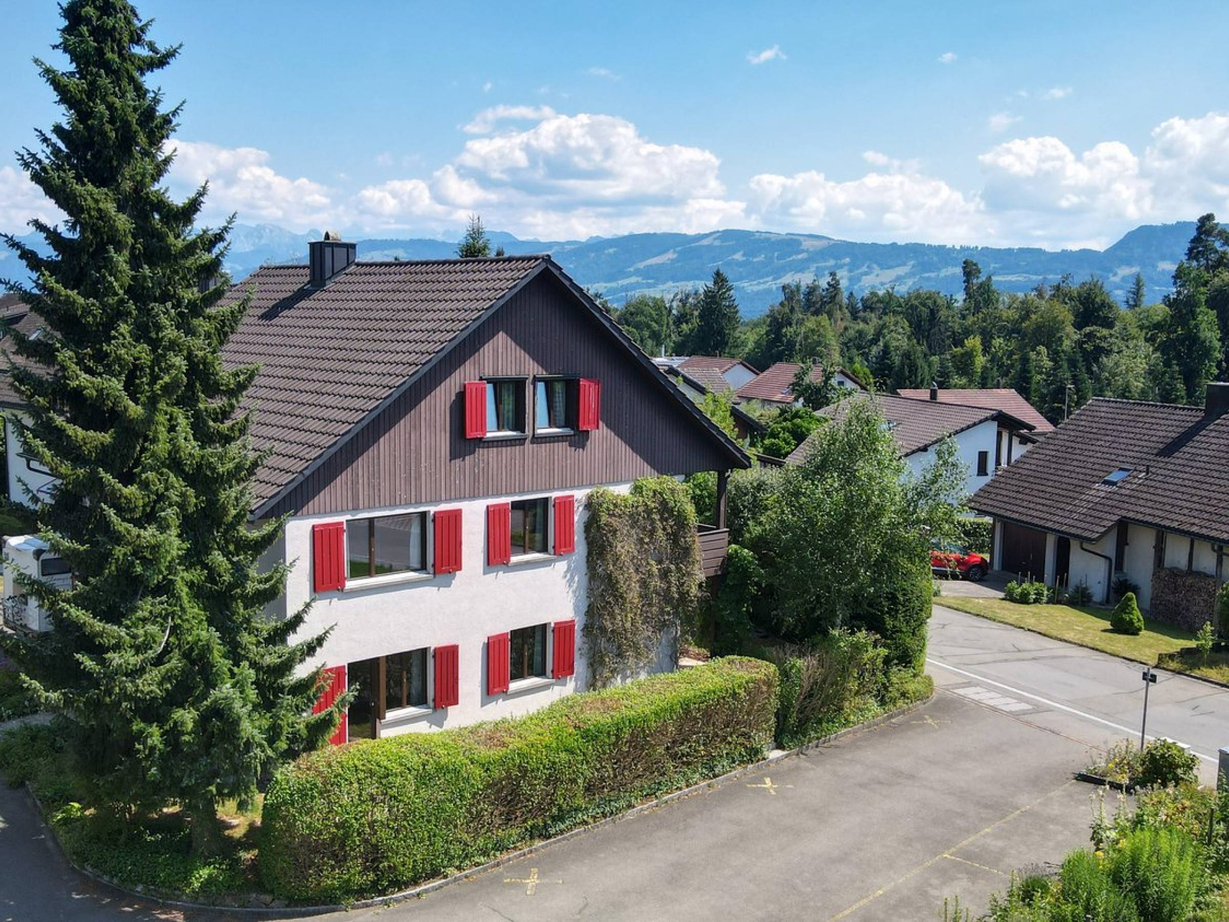 Einfamilienhaus mit grossem Ausbaupotenzial, zentral und ruhig gelegen